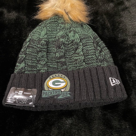 🆕 New Era Women's Black/Green Bay Packers 2022 Salute to Service Pom Knit Hat - Picture 3 of 4